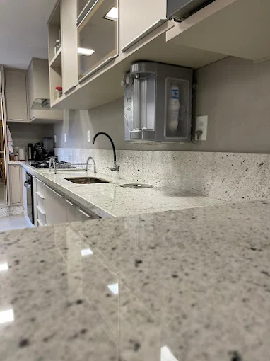 Bancada de cozinha em granito claro com cuba embutida